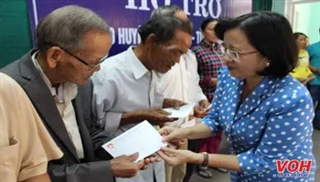Đoàn lãnh đạo TPHCM thăm, tặng quà đồng bào tỉnh Thừa Thiên – Huế