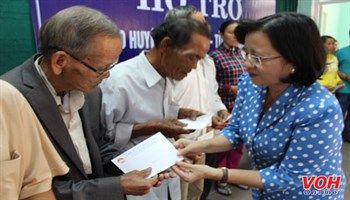 Đoàn lãnh đạo TPHCM thăm, tặng quà đồng bào tỉnh Thừa Thiên – Huế