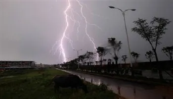 Dự báo thời tiết 22/10: đất liền mưa dông, biển sóng lớn