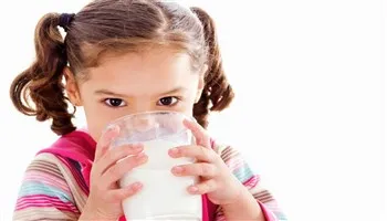 Nên cho trẻ uống sữa công thức hay sữa tươi?