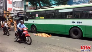 Băng qua đường, người phụ nữ bị xe buýt cán tử vong