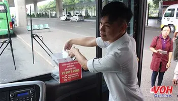Đi xe buýt ủng hộ đồng bào miền Trung bị lũ lụt