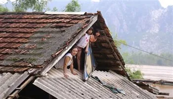 Người dân Hà Tĩnh, Quảng Bình đối mặt nguy cơ lũ chồng lũ
