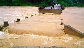 Mưa lũ ở miền Trung: 9 người chết và mất tích, hàng ngàn căn nhà ngập trong nước