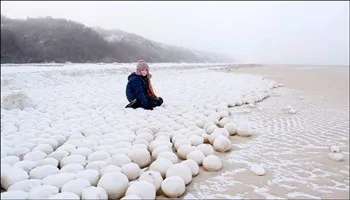 Kỳ lạ hàng ngàn viên băng tuyết to như quả bóng tại Siberia