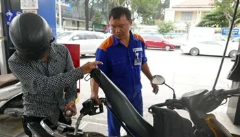 Xăng giảm giá hơn 500 đồng/lít từ 15g00