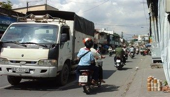 Vô tư ngược chiều, mặc biển cấm