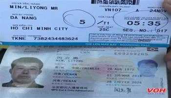 Khách Trung Quốc lại lục đồ trên máy bay