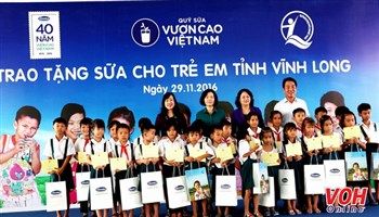 Quỹ sữa Vươn cao Việt Nam và Vinamilk tiếp tục trao tặng gần 130.000 ly sữa cho trẻ em tại Vĩnh Long