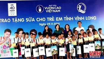 Quỹ sữa Vươn cao Việt Nam và Vinamilk tiếp tục trao tặng gần 130.000 ly sữa cho trẻ em tại Vĩnh Long