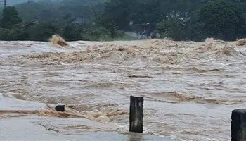 Mưa lớn diện rộng, lũ lên nhanh ở Trung bộ