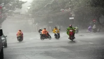 Cảnh báo mưa dông trên biển và mưa lớn ở Trung bộ