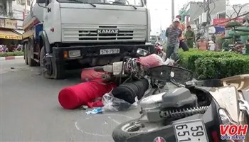 Xe bồn đổ dốc cầu tông 3 xe máy, 2 người nhập viện