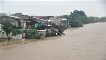Miền Trung lũ xuống, biển Đông xuất hiện mưa giông