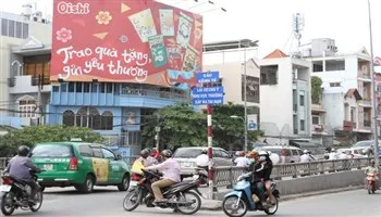 Sữa chữa cầu Kênh Tẻ, xe 3-4 bánh lưu thông đêm khuya chú ý