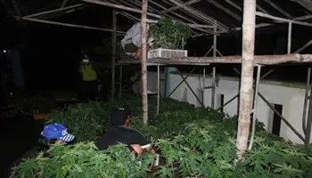 Miền Trung: Nước lũ đột ngột dâng cao, dân trắng đêm chạy lũ