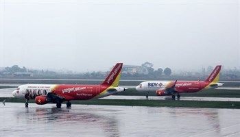 Nhiều chuyến bay đi - đến miền Trung phải đổi lộ trình vì thời tiết xấu