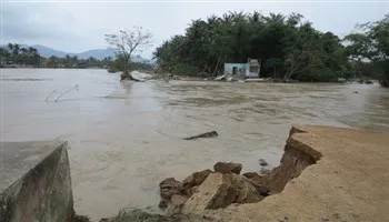 Miền Trung đang hứng chịu mưa lũ bất thường chưa từng có
