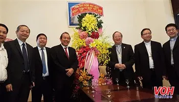 Phó Thủ tướng Thường trực Trương Hòa Bình thăm, chúc mừng các cơ sở tôn giáo