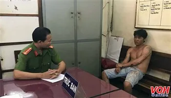 Cảnh sát hình sự khống chế đối tượng cầm dao cố thủ trong nhà