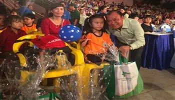 Tặng quà Tết cho trẻ khuyết tật