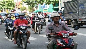 Đi xe quá chậm bị xử phạt?
