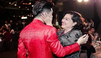 Noo Phước Thịnh ôm Mẹ hạnh phúc khi hát “Tết của Mẹ”