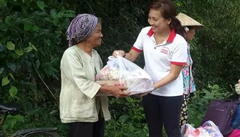 Sát cánh cùng gia đình Việt trao tặng 100 phần quà Tết cho người nghèo ở Kiên Giang