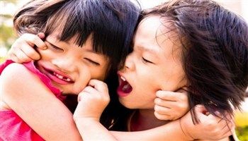 Có nên dạy con phản kháng khi bị bạn đánh?