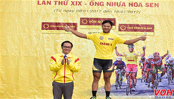 Lê Nguyệt Minh bảo vệ áo vàng và áo xanh tổng sắp