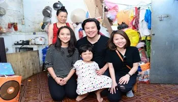 Thanh Bùi và học trò đi một vòng Sài Gòn trao tặng “chiếc hộp yêu thương”