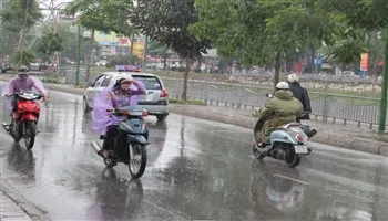 Cảnh báo gió mạnh sóng lớn trên biển, mưa diện rộng ở Trung Bộ