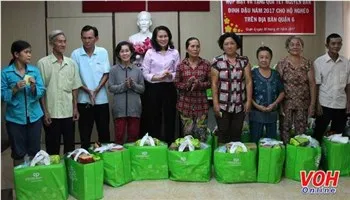 Đoàn đại biểu Thành phố đi thăm các cá nhân, đơn vị nhân dịp tết 2017