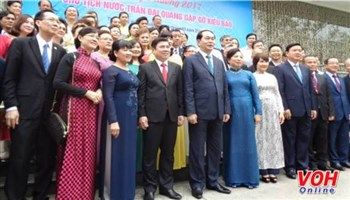 Chủ tịch nước dâng hương Chủ tịch Hồ Chí Minh và thả cá chép theo nghi thức truyền thống