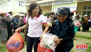Sát cánh cùng gia đình Việt trao 300 phần quà Tết cho người nghèo Lâm Đồng