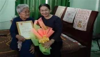 Lãnh đạo Thành ủy thăm chúc thọ mẹ Việt Nam anh hùng