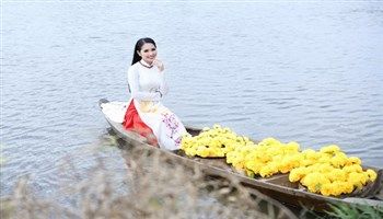 Hoa hậu Dương Kim Ánh lấn sân ca hát với bộ đôi MV nhạc Tết 