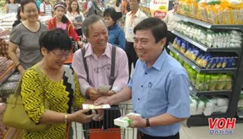 Thăm, chúc tết Co.op Extra, Chủ tịch UBND TPHCM lì xì may mắn cho người dân đang đi mua sắm