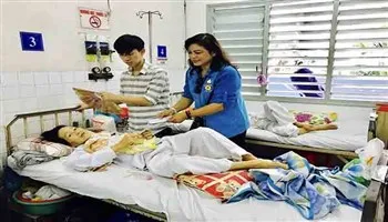 Tặng 500 phần quà cho bệnh nhân nghèo, người khuyết tật, người già neo đơn