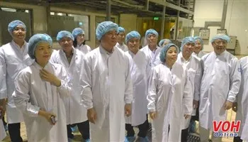 Bí thư Thành ủy Đinh La Thăng thăm Nhà máy sữa Việt Nam