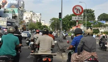 Năm 2017: Bổ sung tiếng Anh vào các bảng hướng dẫn giao thông