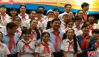 Lãnh đạo thành phố gặp gỡ thiếu nhi Xuân Đinh Dậu - năm 2017