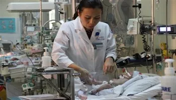 Cứu bé sơ sinh mang bưới máu khổng lồ
