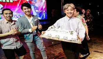 Hari Won tổ chức mừng sinh nhật Trấn Thành ngay trên sân khấu kịch