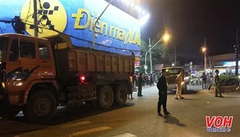 Xe ben ôm cua va chạm xe máy, bé trai 3 tuổi tử vong