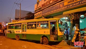 Xe buýt cuốn xe máy rồi lao vào tiệm sửa xe ô tô