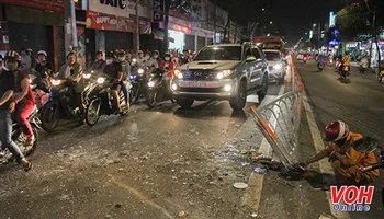 Chuyển hướng bất ngờ, ô tô hạ gục dải phân cách