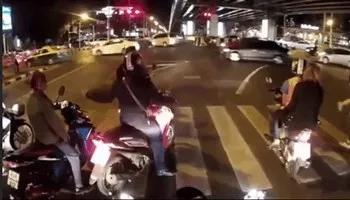 Giỡn khi dừng xe, gây tai nạn