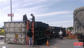 Bình Thuận: Container “chõng vó” giữa quốc lộ 1