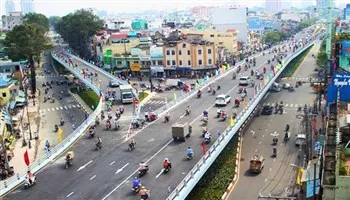 Tình trạng buôn bán lấn chiếm khu vực cầu chữ Y tiếp diễn